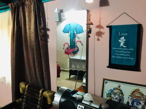 a camera and a mirror in a room at Cozy Dream Apartment in Anjuna