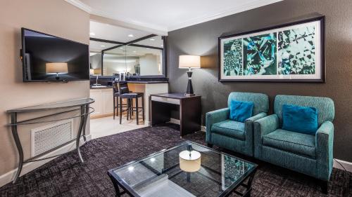 a living room with a couch and a table at Best Western Plus Casino Royale - Center Strip in Las Vegas