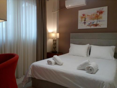מיטה או מיטות בחדר ב-Waterfront Luxury Sea View Apartment