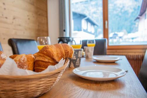 un panier de pain assis sur une table en bois dans l'établissement Mintaka Apartment - Chamonix, à Chamonix-Mont-Blanc