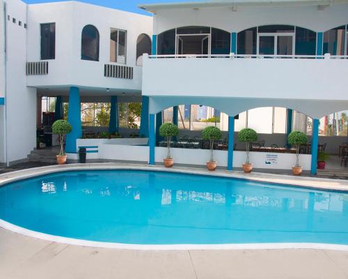 una gran piscina frente a un edificio en Dorados Acapulco, en Acapulco