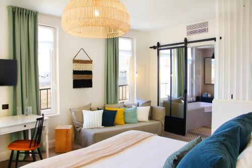 a living room with a couch and a bed at Le Nessay in Saint-Briac-sur-Mer