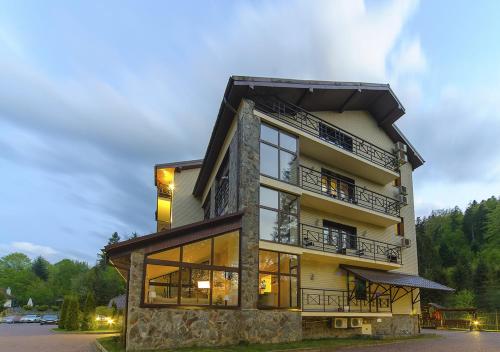 un edificio con grandes ventanas y balcones. en VitaPark Carpaty, en Zhdeniievo