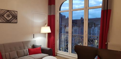 トロワにあるAu Coeur de Villeのリビングルーム(ソファ、大きな窓付)