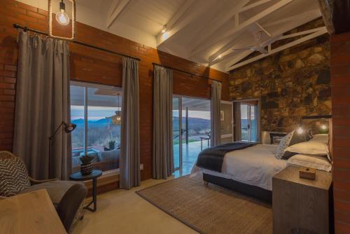Postel nebo postele na pokoji v ubytování Rockfig Lodge Madikwe
