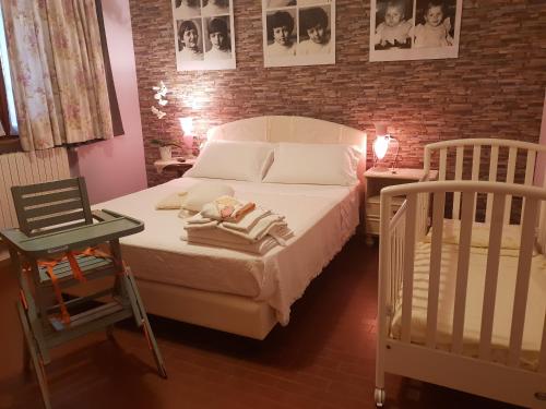 ein Schlafzimmer mit einem Bett und zwei Kinderbetten in der Unterkunft B&B Family Home in Soresina