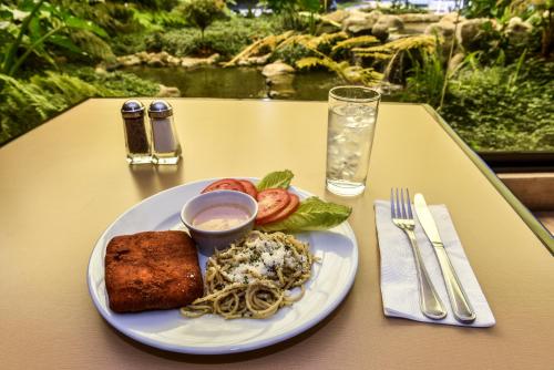 ホテルの敷地内または近くでの食事または食べ物