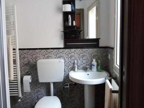 a bathroom with a toilet and a sink at Bed & Breakfast Via Venezia in Regalbuto