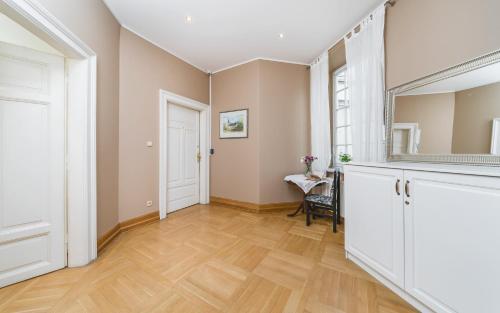 een kamer met een hal met een spiegel en een tafel bij Apartamenty w Pałacu Pod Baranami in Krakau