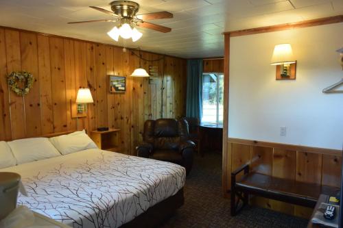 Posteľ alebo postele v izbe v ubytovaní Park Motel and Cabins