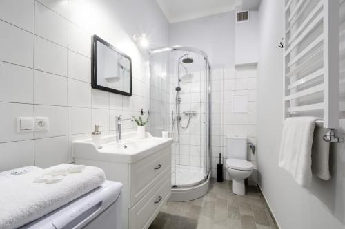 ワルシャワにあるWarsaw City Center P&O Serviced Apartmentsの白いバスルーム(洗面台、トイレ付)