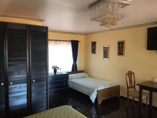 سرير أو أسرّة في غرفة في Hostal Gipuzkoa