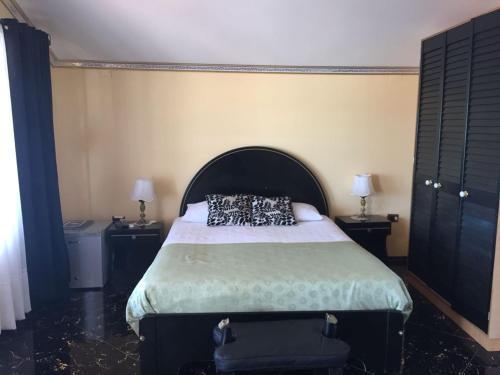 Un pat sau paturi într-o cameră la Hostal Gipuzkoa