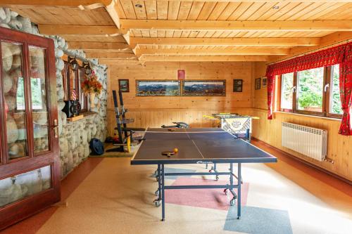 uma mesa de pingue-pongue no meio de uma sala em Dom wypoczynkowy Stoch Mądry em Zakopane