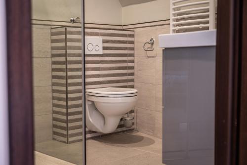 Bilik mandi di Drzewna Apartamenty-Drzewna