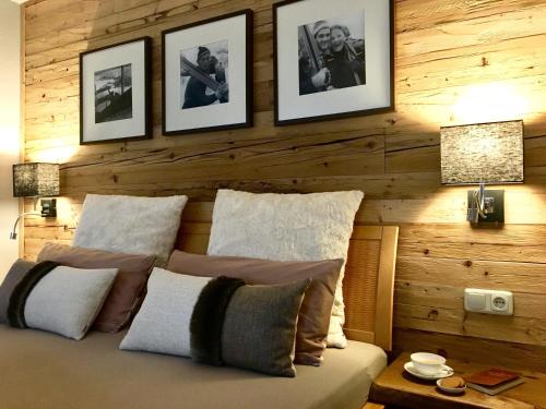 Schlafzimmer mit Holzwänden und einem Bett mit Kissen in der Unterkunft Ferienwohnung Alte Poststraße in Kurort Oberwiesenthal