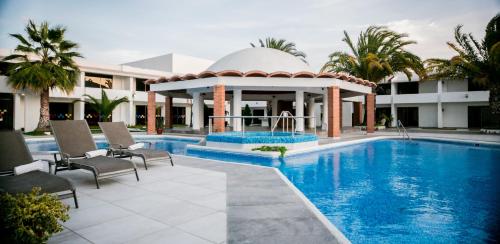 Πισίνα στο ή κοντά στο Hotel María Dolores San Luis Potosí