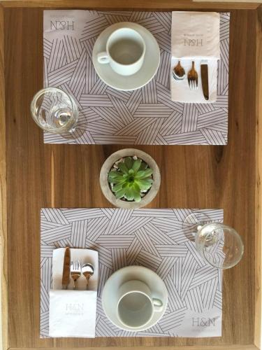 een tafel met borden eten en een kopje koffie bij HYN Hotel Boutique in General Belgrano
