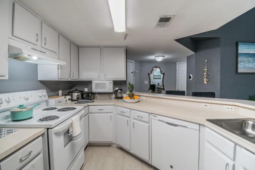 Η κουζίνα ή μικρή κουζίνα στο o CHARMING CONDO MINUTES FROM GORGEOUS CLEARWATER BEACHES o