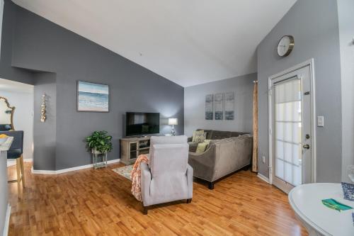 Μια τηλεόραση ή/και κέντρο ψυχαγωγίας στο o CHARMING CONDO MINUTES FROM GORGEOUS CLEARWATER BEACHES o