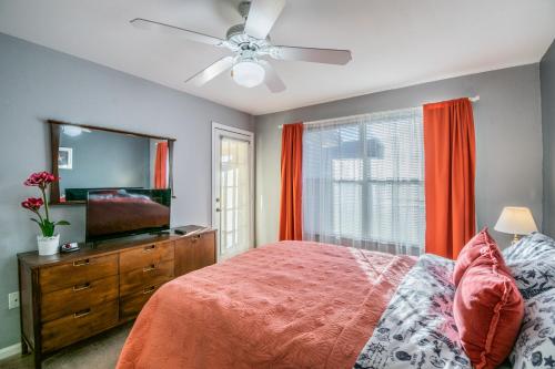 Ένα ή περισσότερα κρεβάτια σε δωμάτιο στο o CHARMING CONDO MINUTES FROM GORGEOUS CLEARWATER BEACHES o