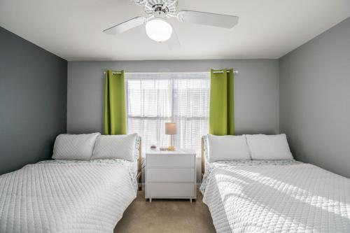 Ένα ή περισσότερα κρεβάτια σε δωμάτιο στο o CHARMING CONDO MINUTES FROM GORGEOUS CLEARWATER BEACHES o