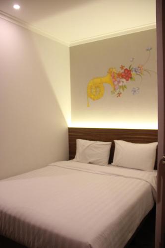 Ένα ή περισσότερα κρεβάτια σε δωμάτιο στο Front One Cabin Malioboro Jogja