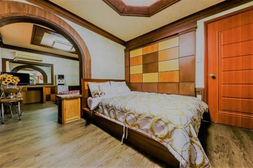 Un pat sau paturi într-o cameră la Pine Motel