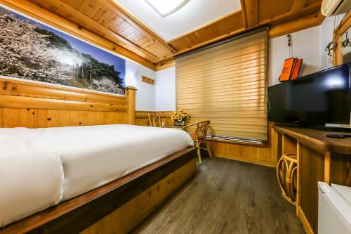 Una cama o camas en una habitación de Pine Motel