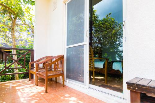 a porch with a wooden bench and a sliding glass door at Bali Lover in Jian