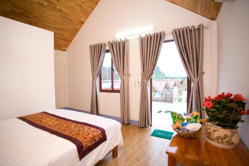 - une chambre avec un lit et une grande fenêtre dans l'établissement Phong Nha Friendly Home, à Phong Nha