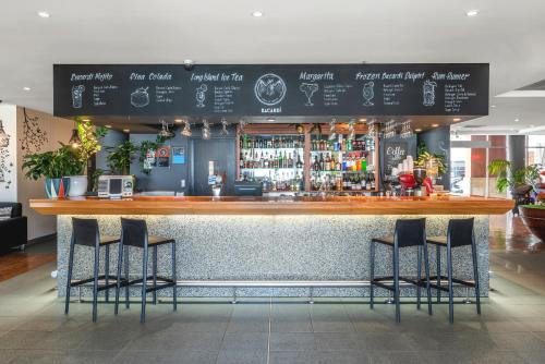 Ο χώρος του lounge ή του μπαρ στο ibis Sydney Darling Harbour