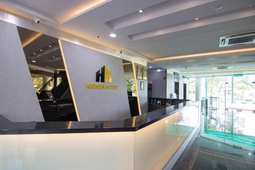 Bazén v ubytování Higher Hotel nebo v jeho okolí