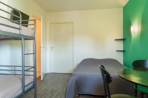 Poschodová posteľ alebo postele v izbe v ubytovaní Kyriad Direct Macon Sud