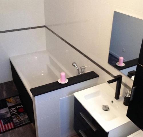 a bathroom with a sink and a bath tub at Villa à la campagne in Camélas