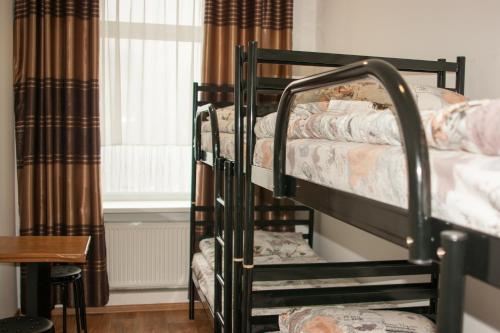 Кровать или кровати в номере Art Galery Hostel