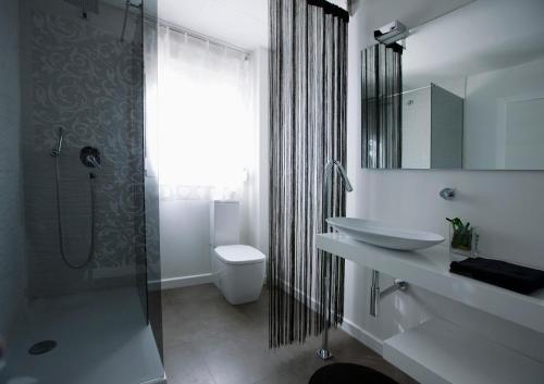 une salle de bains avec lavabo, toilettes et douche dans l'établissement Cool Loft Malvarrosa Beach, à Valence