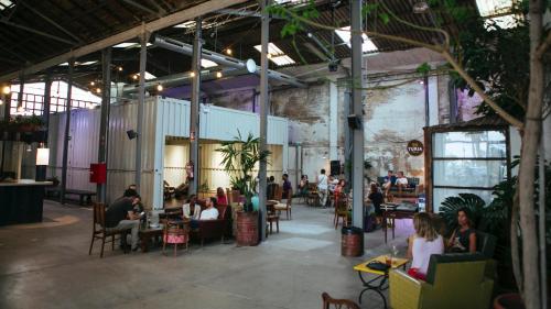 Un restaurante o sitio para comer en Cool Loft Malvarrosa Beach