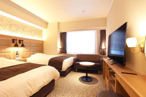 TV a/nebo společenská místnost v ubytování Kobe Luminous Hotel Sannomiya