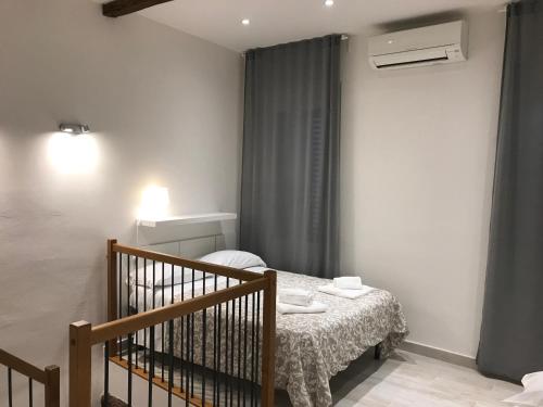 Habitación pequeña con mesa pequeña y ventana en APPARTAMENTI del DUCA en Ferrara