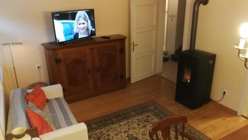 En TV eller et underholdningssystem på Rosis Cottage
