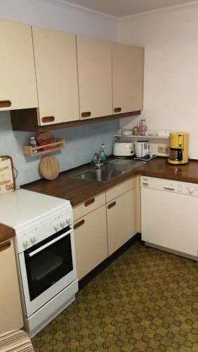 Una cocina o cocineta en Rosis Cottage