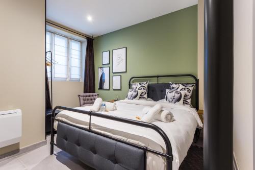 パリにあるCMG Hôpital Saint-Louis XIIIの緑の壁のベッドルーム1室(大型ベッド1台付)
