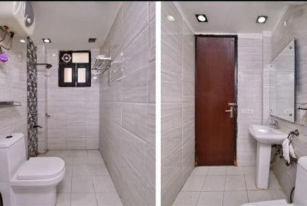 Hotel Marigold في نيودلهي: صورتين لحمام مع مرحاض ومغسلة