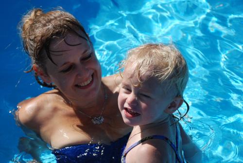 a woman and a child in the swimming pool at Hytteby – Hanstholm Camping – Thy Feriepark in Hanstholm