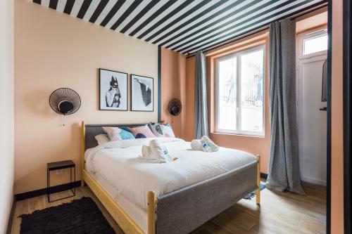 パリにあるCMG Canal Saint-Martin XVのベッドルーム1室(犬2匹が乗ったベッド1台付)