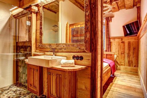 un bagno con lavandino e specchio di Welterbe-Wirtshaus Steegwirt a Bad Goisern