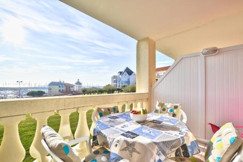 a table and chairs on a balcony with a view at Appartement l'Archipel - Vue mer exceptionnelle et bassins aquatiques du 29 avril au 15 sept in Talmont
