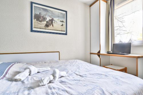Ένα ή περισσότερα κρεβάτια σε δωμάτιο στο Appartement l'Archipel - Vue mer exceptionnelle et bassins aquatiques du 29 avril au 15 sept