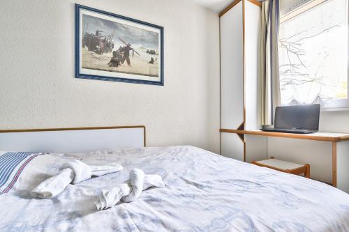 a bedroom with a bed and a window at Appartement l'Archipel - Vue mer exceptionnelle et bassins aquatiques du 29 avril au 15 sept in Talmont